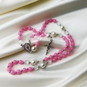 Różaniec ze szkła – różowe koraliki, perłowe akcenty, srebrny krzyż z różą