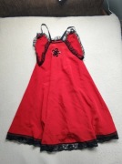 Czerwona sukienka szyta przez ciocie z czarnymi elementami