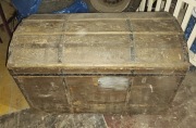 Stary duży okuty drewniany kufer 