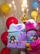 Zestaw prezentowy dla dziewczynki Gabby's Dollhouse koc i onessie 