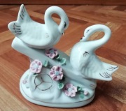 DWA ŁABĘDZIE NA HUŚTAWCE figurka ceramiczna PORCELANA stara retro