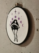 Haftowana panna, obraz haft krzyżykowy w oprawie 