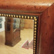 Fazowane lustro w drewnianej ramie