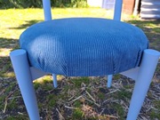 stare oryginalne drewniane krzesło vintage retro, bródny niebieski, sztruks