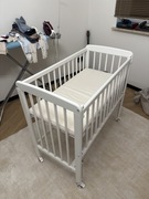 Łóżeczko dostawne Fillikid NINO 90 x 50 Kółka Regulowana wysokość Materac