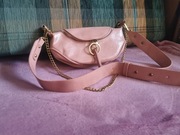 Dziewczenca torebka w kolorze różowym ze złotym łańcuchem