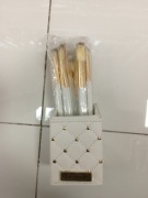 zestaw pędzli do makijażu BH Cosmetics Studded Couture w kolorze białym i