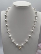 Naszyjnik z perełkami.