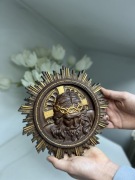 Płaskorzeźba Jezusa w koronie cierniowej.