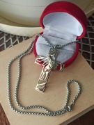 Piękny łańcuszek z krzyżem łańcuszek krzyż Jezus stal kolor srebrny cudo