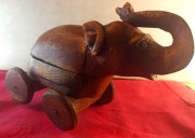 SŁONIK NA KÓŁKACH ZE SKRYTKĄ przedwojenna zabawka drewninana malowana