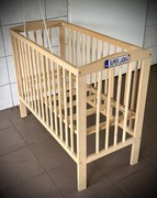 Łóżeczko drewniane z baldachimem – klasyczne i praktyczne 