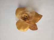 Kwiatek róża chińska z materiału broszka 12 cm złoty