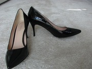 Czarne lakierowane buty na obcasie, rozmiar 37. 