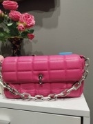 Pompowana wizytowa z łańcuszkiem fuksja z paskiem  inspiracja Botegi 