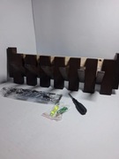 Drewniany wieszak ścienny z rozkładanymi haczykami magnetycznymi