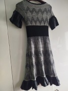 Czarna elegancka sukienka ze srebrnym wzorem z jedwabiem Karen Millen XS 34