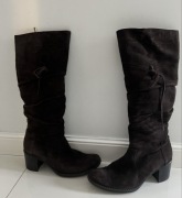 Brązowe zamszowe długie kozaki 7mil 37 na słupku obcasie