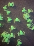 50 sztuk swiecacych plastikowych pajakow