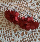 Kolczyki wiszące płatki kwiaty materiałowe kolor bordowy na kółeczku 