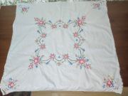 Ręcznie haftowany obrusik 80x80