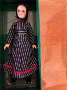 Lalka w stroju regionalnym z porcelany