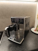 Automatyczny ekspres do kawy marki Saeco.