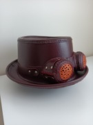 Cylindryczny kapelusz.