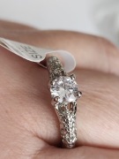 Pierścionek posrebrzany nowy rozm 18-19 