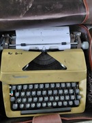 Maszyna do pisania z czasów PRL