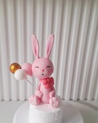Króliczek z balonikami na tort figurka z masy cukrowej 