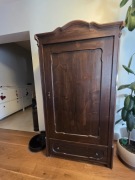 Drewniana szafa w stylu retro  – lite drewno świerkowe, solidna