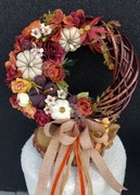 Śliczny  jesienny wianek  z dyniami 