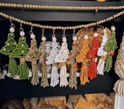 Choinka-brelok z makramy