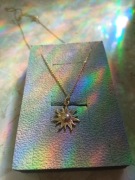 Pozłacany wisiorek z motywem słońca 