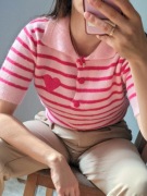 Różowy sweter na krótki rękaw z kołnierzykiem serce w pasy