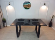 Nowczeny stół z  kamiennym blatem i metalowymi nogami 