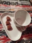 Komplet białych filiżanek i talerzyków 