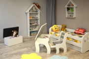 Stolik z otwieranym blatem i krzesełko z szufladą. K3. Jedzenie, zabawa.