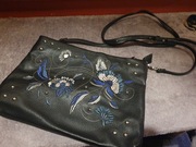 Torebka damska na ramię, czarna z niebieskimi ozdobami