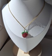 Delikatny naszyjnik handmade pleciona malinka na łańcuszku na wiosnę lato
