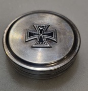 Pudełeczka metalowe z żelaznym krzyżem I WŚ