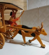 Miniatura wozu ciągniętego przez wołu