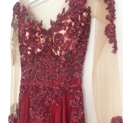 Bordowa sukienka studniówkowa z rozporkiem