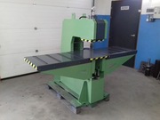 Prasa do wiązarów dachowych płytek kolczastych