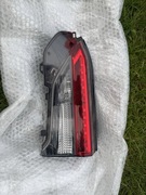 TOYOTA RAV4 IV LAMPA TYLNA W KLAPĘ PRAWA EUROPA