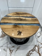 Nowy stolik z żywicy średnicy 60 centymetrów.