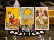 Stojak na karty Tarota i kryształy