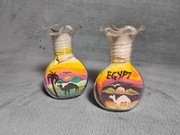 Szklane wazoniki z kolorowym piaskiem to pamiątki turystyczne z Egiptu