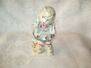 CERAMICZNA FIGURKA - DZIEWCZYNKA  Z PTASZKIEM 13,5 cm